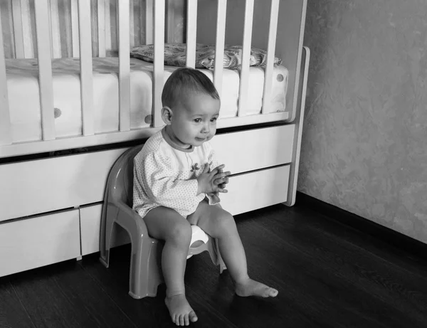 Lindo bebé sentado en una olla —  Fotos de Stock