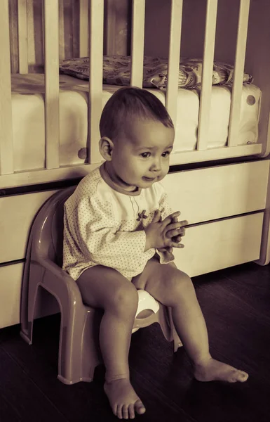 เด็กน่ารักนั่งบนหม้อ — ภาพถ่ายสต็อก