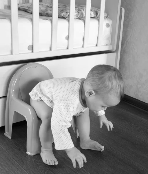 Bayi manis duduk di atas panci — Stok Foto
