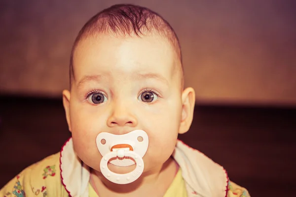 Portrett av en søt baby med smokk – stockfoto