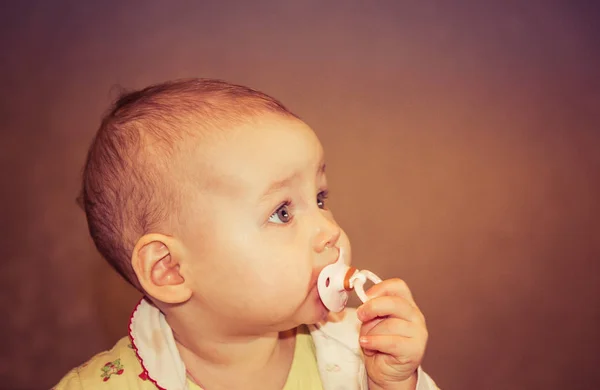 Portrett av en søt baby med smokk – stockfoto