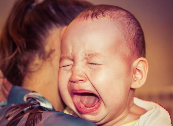 Máma uklidňuje miminko. Dítě pláče — Stock fotografie