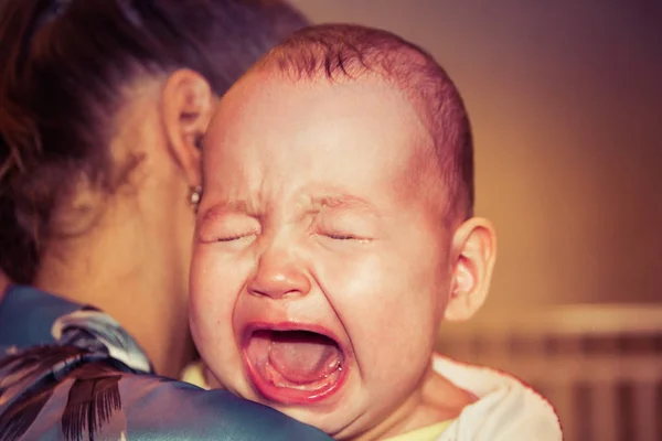 Máma uklidňuje miminko. Dítě pláče — Stock fotografie