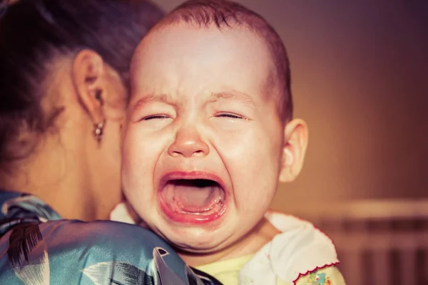 Mamma beroliger babyen. Babyen gråter. – stockfoto