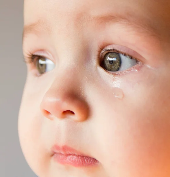 Cara triste bebé. Una lágrima en la cara — Foto de Stock