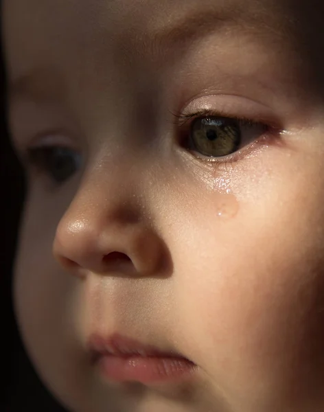 Cara triste bebé. Una lágrima en la cara —  Fotos de Stock