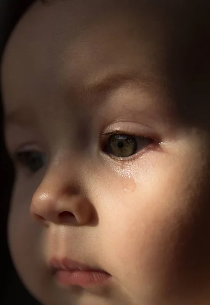 Cara triste bebé. Una lágrima en la cara —  Fotos de Stock