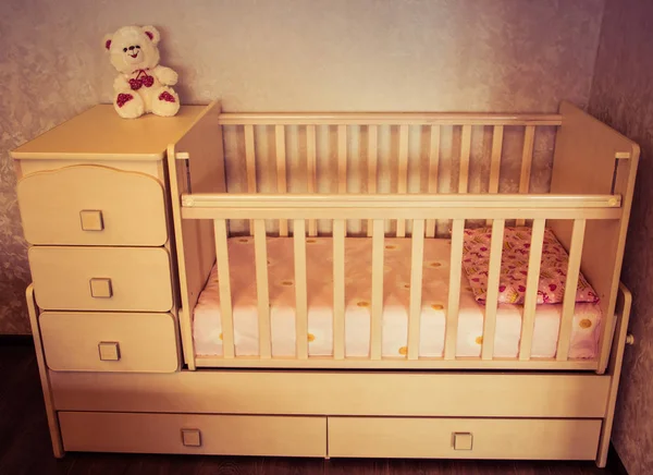 Baby wieg. Bed voor kind — Stockfoto