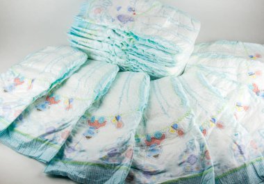 Beyaz bir arka plan üzerinde bebek bezi