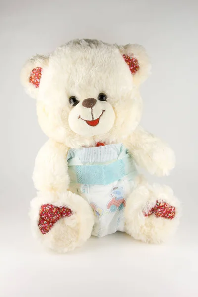 Nallebjörn i en blöja på en vit bakgrund — Stockfoto