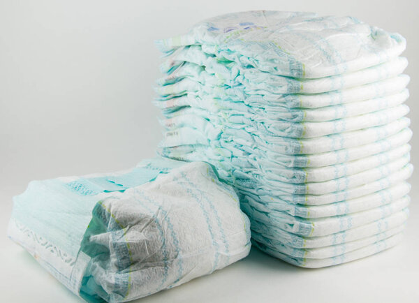 Детские подгузники на белом фоне
