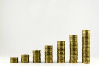 beyaz zemin üzerinde sikke yığını