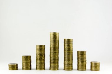 beyaz zemin üzerinde sikke yığını