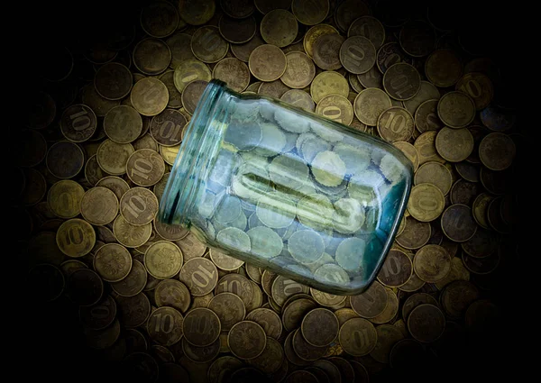 大量的硬币和一个玻璃罐 — 图库照片
