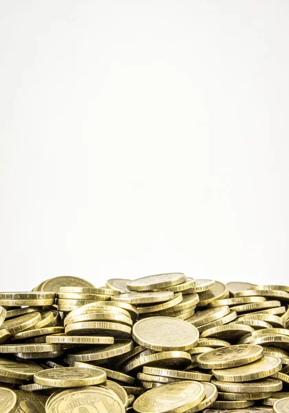 Um monte de moedas em um fundo branco — Fotografia de Stock