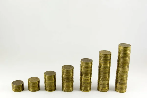 Pilha de moedas em um fundo branco — Fotografia de Stock