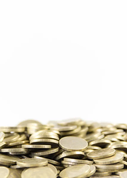 Um monte de moedas em um fundo branco — Fotografia de Stock