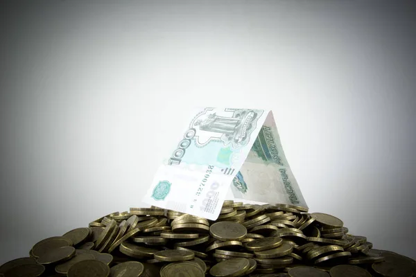 bir sürü beyaz bir arka plan üzerinde paralar