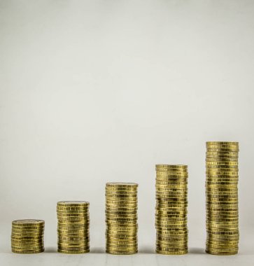 Karanlık bir arka plan üzerinde paralar yığını