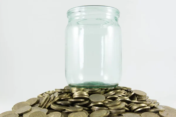 Bir sürü para ve bir cam kavanoz — Stok fotoğraf