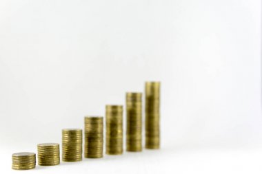 beyaz zemin üzerinde sikke yığını