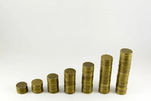 Pilha de moedas em um fundo branco — Fotografia de Stock