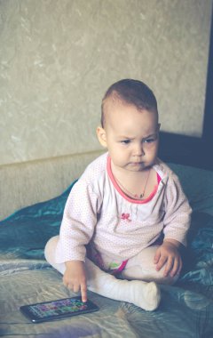 Bebek bir smartphone ile oynuyor