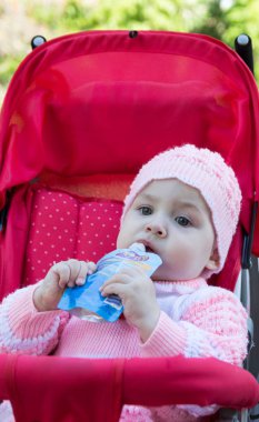 Bebek püresi gelen bir süpermarket yiyor