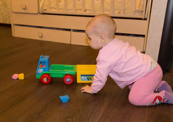 Niño jugando con un coche de juguete —  Fotos de Stock