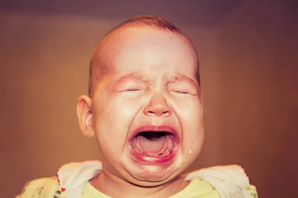 Retrato de um bebé a chorar. Lágrimas no rosto — Fotografia de Stock