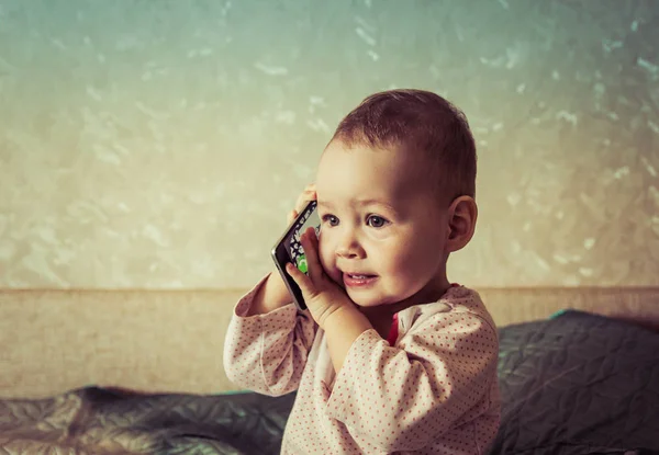 Dítě hraje s chytrým telefonem — Stock fotografie