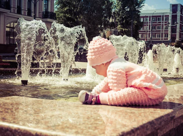 El bebé está jugando en la fuente. — Foto de Stock