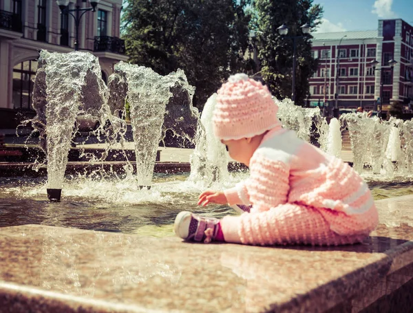 Дитина грає біля фонтану — стокове фото