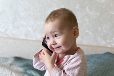 Bebek bir smartphone ile oynuyor