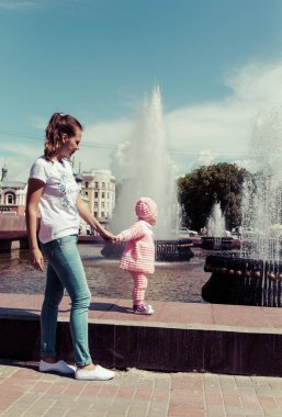 Bebek Çeşmede oynuyor