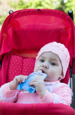 Bebek püresi gelen bir süpermarket yiyor