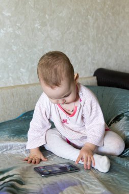 Bebek bir smartphone ile oynuyor