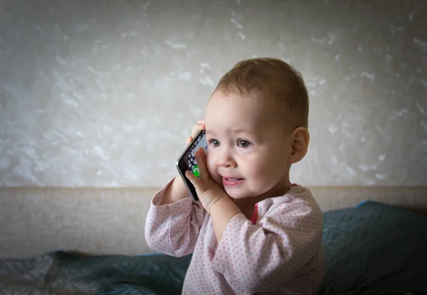 赤ちゃんは、スマート フォンで遊んでください。 — ストック写真