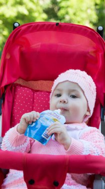 Bebek püresi gelen bir süpermarket yiyor