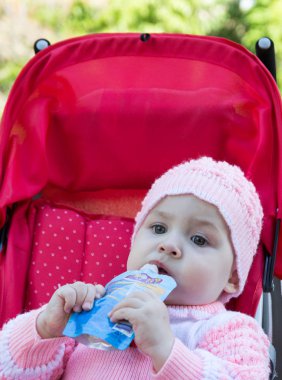 Bebek püresi gelen bir süpermarket yiyor