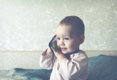 Bebek bir smartphone ile oynuyor