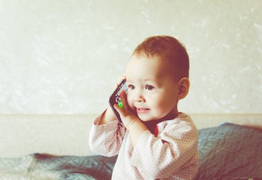 Bebek bir smartphone ile oynuyor