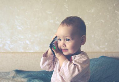 Bebek bir smartphone ile oynuyor