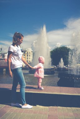 Bebek Çeşmede oynuyor