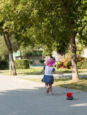 Bir oyuncak araba ile oynayan çocuk