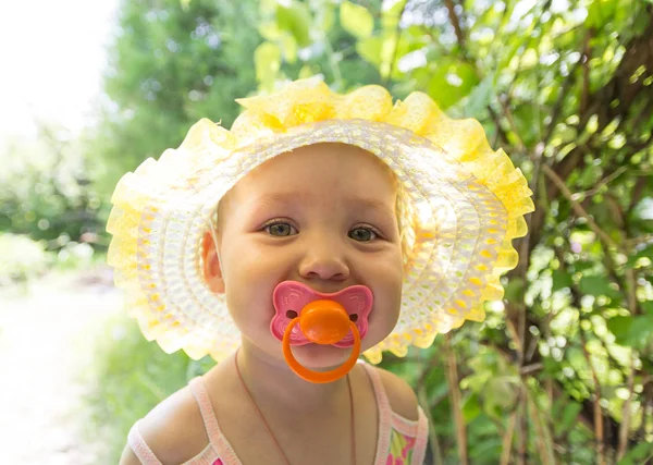 Bebê bonito com uma chupeta ao sol — Fotografia de Stock