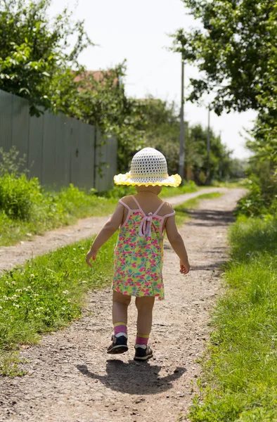 O miúdo está a caminhar pelo caminho. — Fotografia de Stock