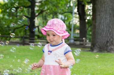 Bir bebek ve sabun köpüğü portre