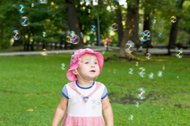 Bir bebek ve sabun köpüğü portre