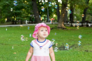 Bir bebek ve sabun köpüğü portre